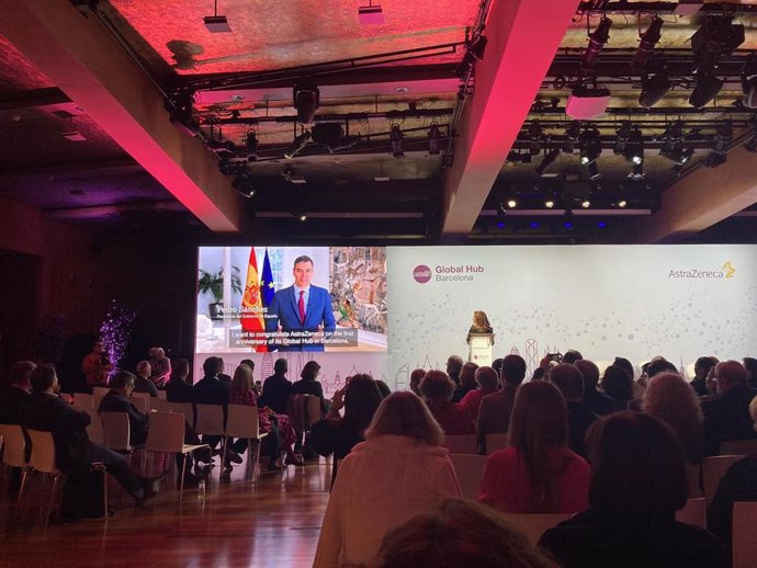 Momento en el que se emetía el mensaje por vídeo del presidente del Gobierno, Pedro Sánchez.