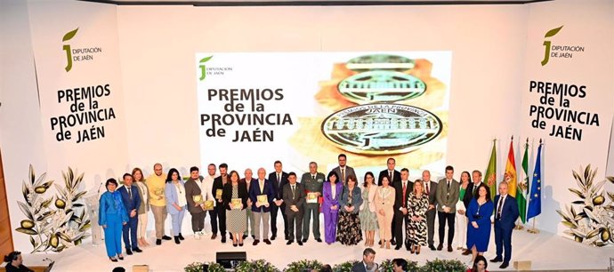 Foto de familia de los premiados junto a las autoridades.