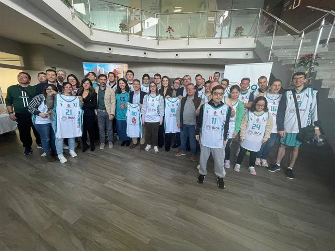Foto de familia de la presentación del equipo.
