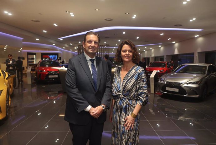 Mar Pieltain, directora de Lexus España, y José Luis Nimo, gerente del centro Lexus en Jerez y consejero de Nimo Grupo.
