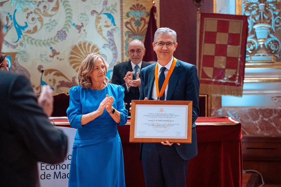 El gobernador del Banco de España, Pablo Hernández de Cos, durante el acto de su nombramiento como Colegiado de Honor del Colegio de Economistas de Madrid, en el Paraninfo de la Universidad Complutense, a 14 de marzo de 2024, en Madrid (España).
