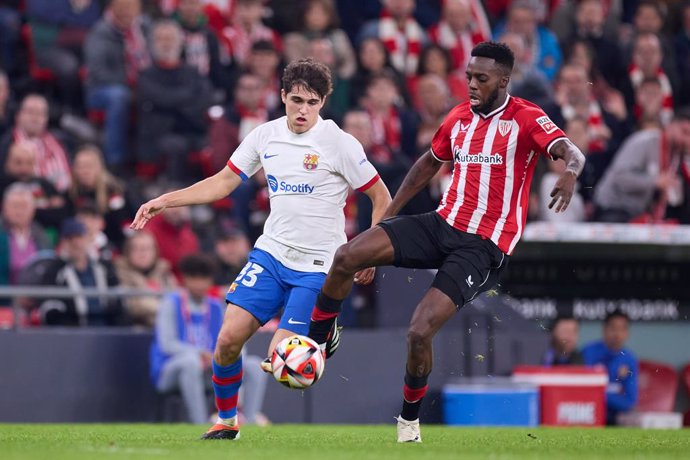 Archivo - Pau Cubarsi of FC Barcelona competes for the ball with Inaki Williams of Athletic Club during the Copa del Rey match between Athletic Club and FC Barcelona at San Mames on January 24, 2024, in Bilbao, Spain.