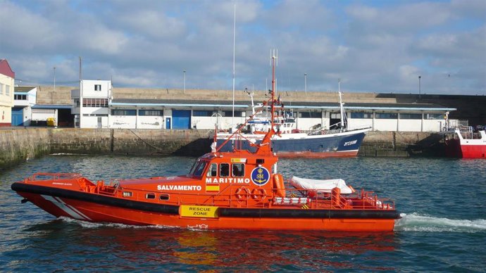 Fracasan el intento de desencallar del buque que transportaba troncos en Ribadeo y habrá que aligerar la carga primero