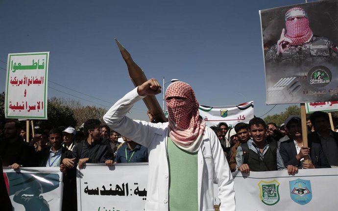 Archivo - Un simpatizante de los hutíes de Yemen con el pañuelo palestino (Archivo)