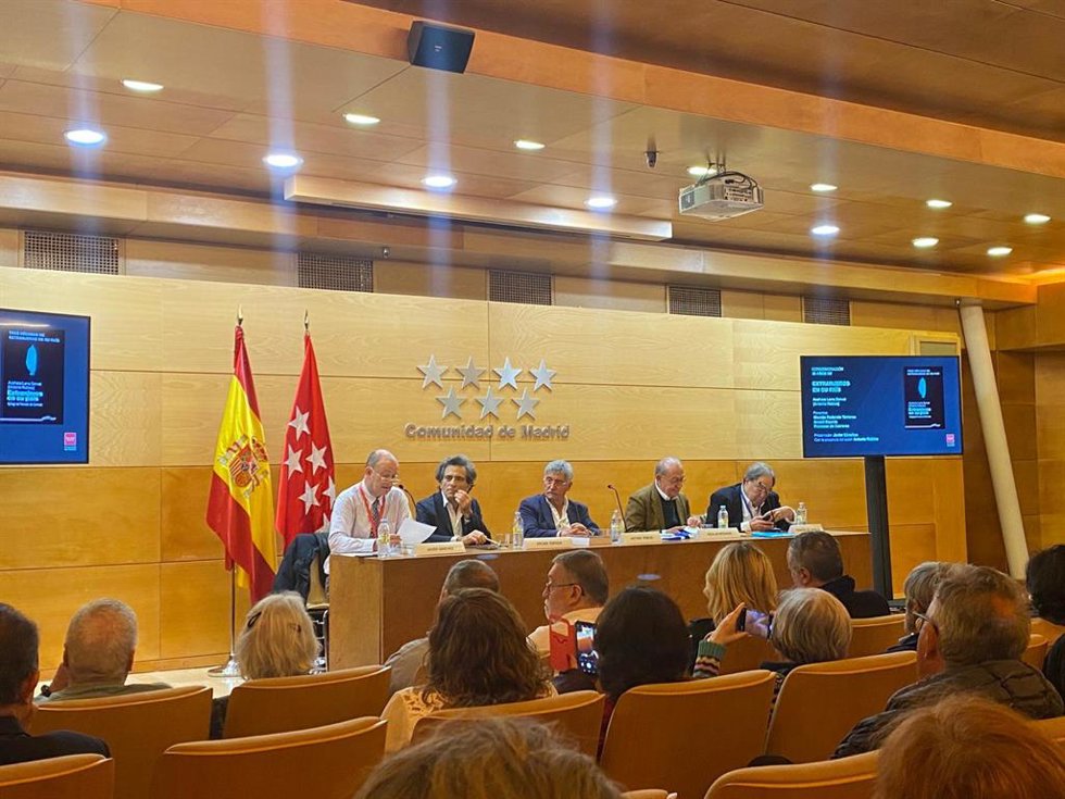 Presentación de la reedición de 'Extranjeros en su país' de Antonio Robles. Participan el ex secretario general del PSOE de Euskadi Nicolás Redondo, el periodista Arcadi Espada, el jurista Francesc de Carreras y el propio autor.