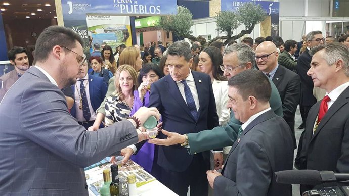 Paco Reyes y el delegado del Gobierno, Pedro Fernández, en una cata de aceite.