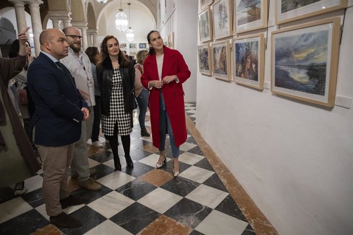 Autoridades contemplan algunas de las obras expuestas.