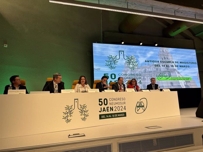 La consejera de Salud, Catalina García, ha presidido el acto inaugural del 50º Congreso de Neumosur.