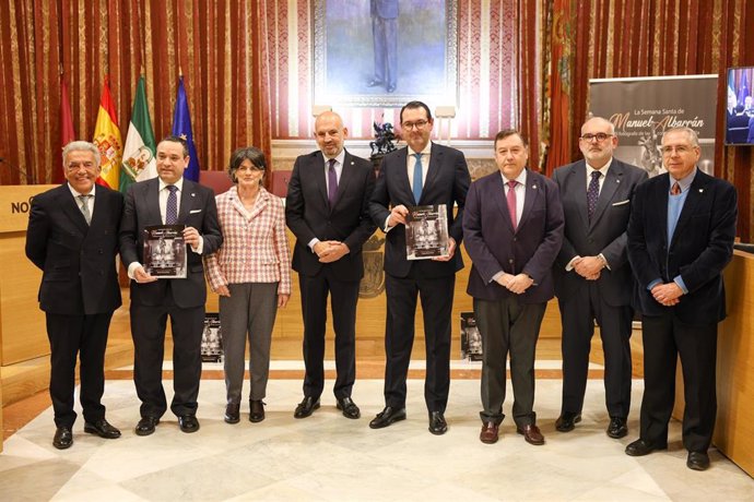 Autoridades presentes en la presentación del libro.