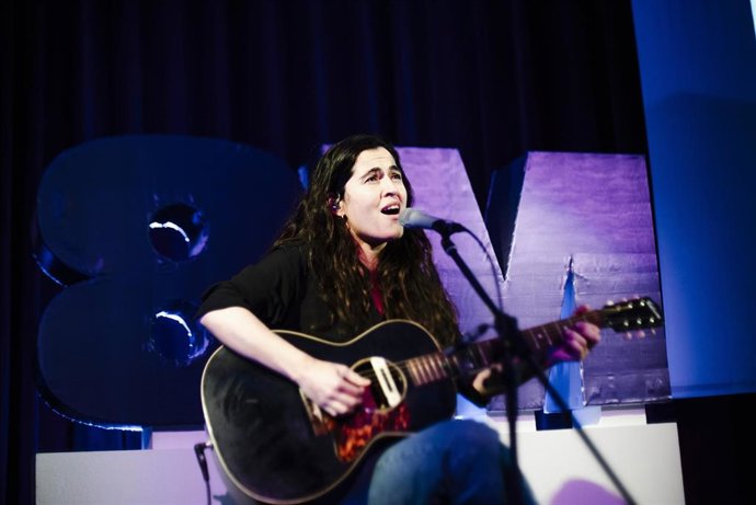La cantante Sílvia Pérez Cruz actúa durante el acto institucional con motivo del 8M, Día Internacional de la Mujer, en el Auditorio del Museo del Prado, a 8 de marzo de 2023