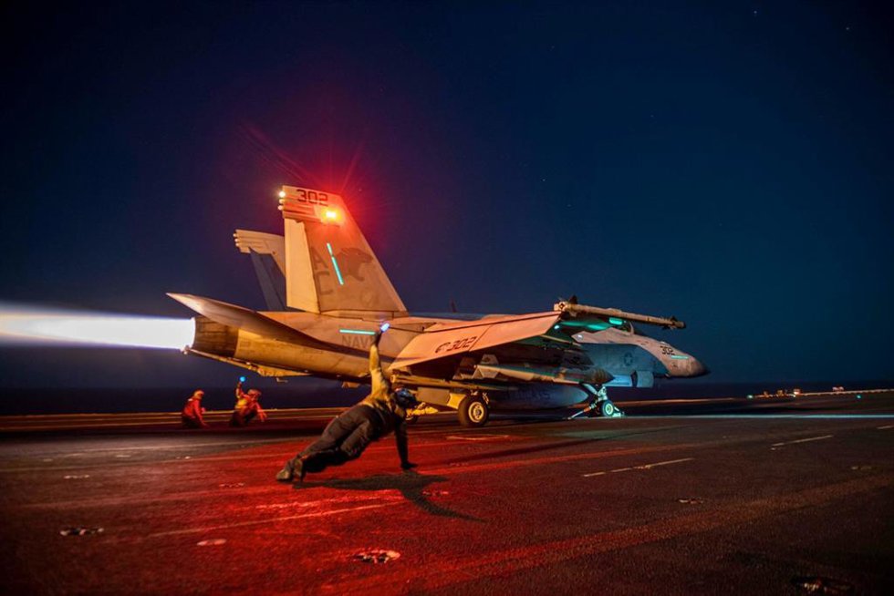 Un avión de combate de Estados Unidos despega desde un portaaeronaves