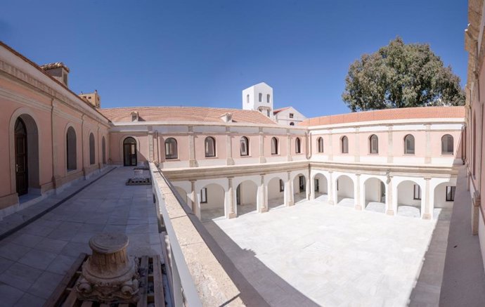 Archivo - Claustro del antiguo Hospital Provincial de Almería.