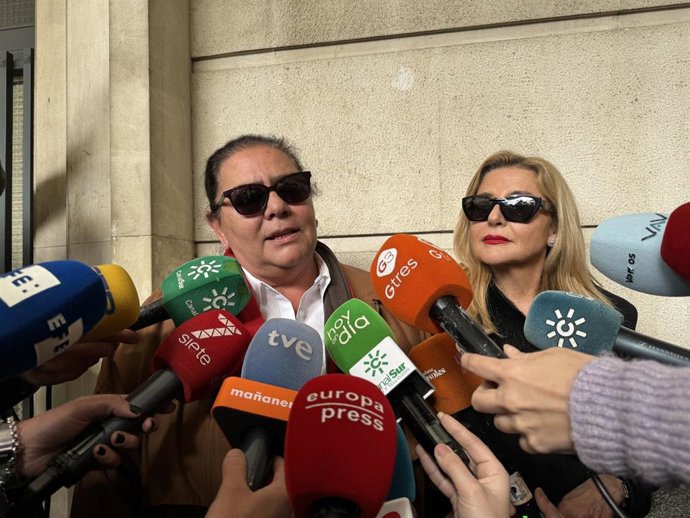 María del Monte a su salida del juzgado de Sevilla junto a su pareja, Inmaculada Casal, tras declarar como acusación particular por el robo en su domicilio