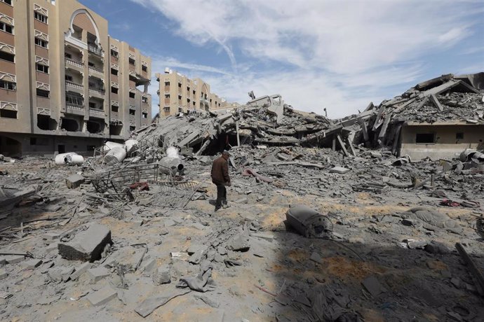 Edificios destruidos por los ataques israelíes en Jan Yunis,  en el sur de la Franja de Gaza