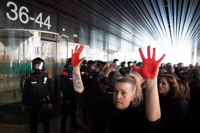 Manifestants durant una concentració convocada per sindicats per la mort d'una treballadora de la presó de Mes d'Enric a Tarragona a mans de un pres, enfront de la conselleria de Justícia, a 14 de març de 2024, a Barcelona, Catalunya (Espanya)