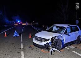 Imagen del turismo que ha colisionado contra el motorista.