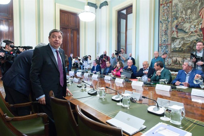 El ministro de Agricultura, Luis Planas (i), se reúne con las organizaciones profesionales agrarias en la sede del Ministerio, a 28 de febrero de 2024, en Madrid (España). 