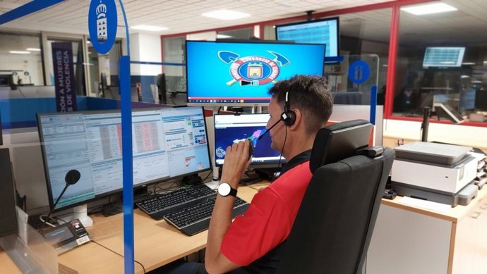 Archivo - Personal del Consorcio de Bomberos de Tenerife en la sala operativa del Centro Coordinador de Emergencias y Seguridad (Cecoes) 1-1-2