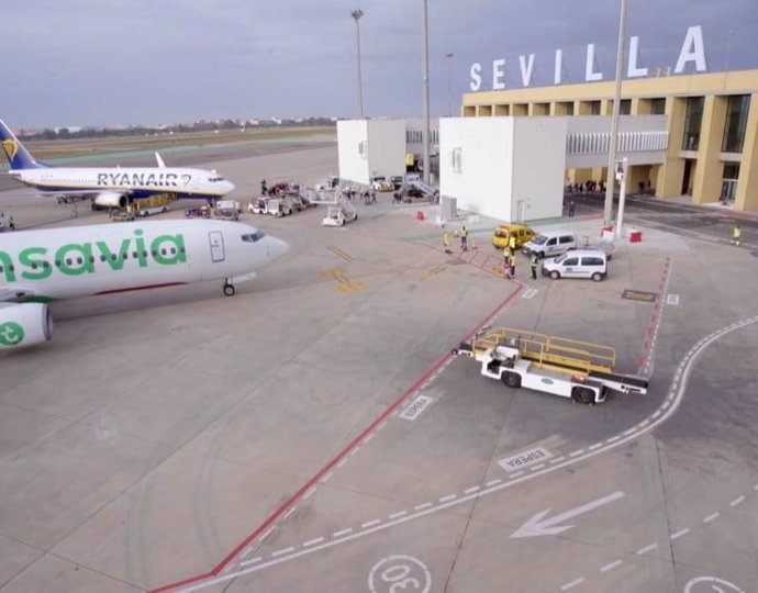 Archivo - Aviones estacionados frente a la terminal del aeropuerto de Sevilla. Imagen de archivo.