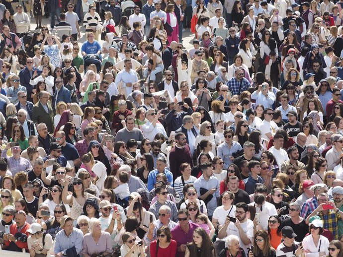 Archivo - Cietos de personas durante la procesión del Santo Encuentro, a 7 de abril de 2023, en Ferrol