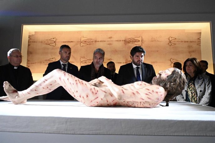 López Miras, a la derecha, en la inauguración de la exposición 'The Mistery Man, el hombre de la Sábana Santa',