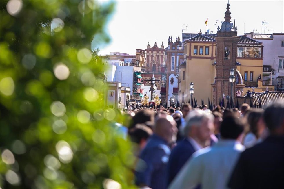 Archivo - La Hermandad del Cachorro a su paso por el puente de Triana en Sevilla, en imagen de archivo.  