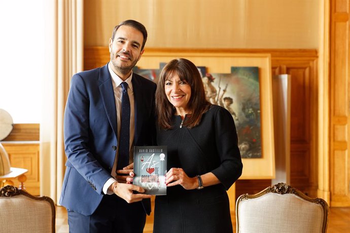 Castillo entregando As de Corazones a Anne Hidalgo, alcaldesa de Paris, en su despacho.