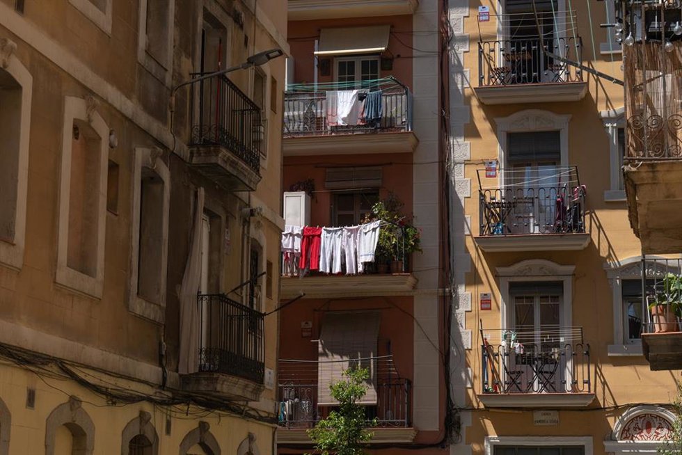 Archivo - Fachada de un edificio de viviendas en Barcelona