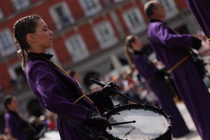 Archivo - Varias mujeres tocan mientras participan en una tamborrada, en la Plaza Mayor, a 9 de abril de 2023, en Madrid, (España). 