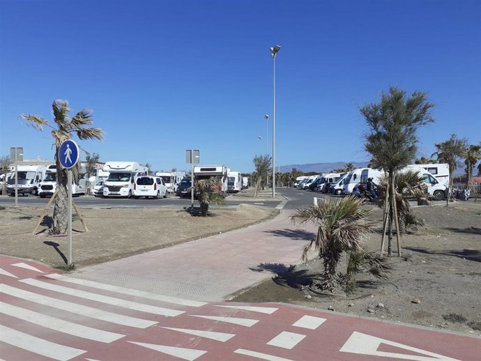 Caravanas y autocaravanas estacionadas en la desembocadura del Río Andarax