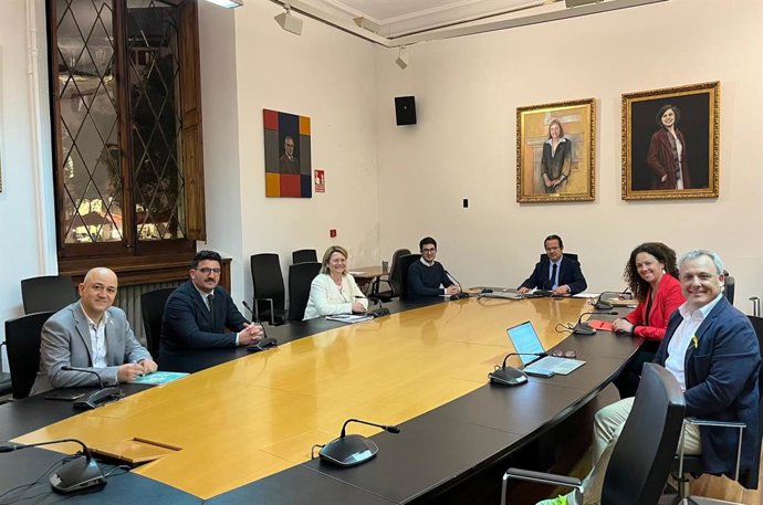 Sesión de constitución de la Comisión de Transparencia del Consell de Mallorca, con los portavoces de todos los partidos políticos en la institución insular.