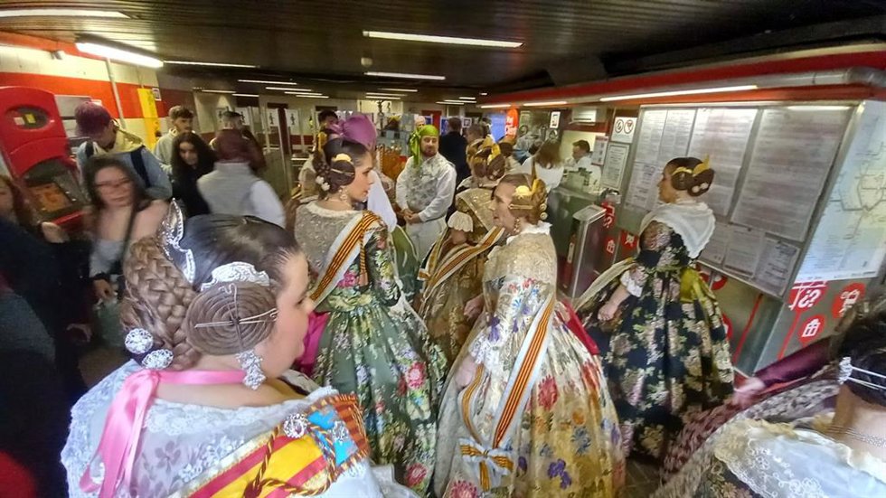Falleras en el metro