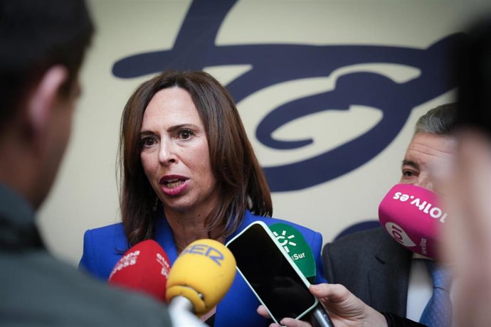 Archivo - La consejera de Fomento, Articulación del Territorio y Vivienda, Rocío Díaz durante la atención a los medios. A 08 de febrero de 2024, en Sevilla (Andalucía, España).  