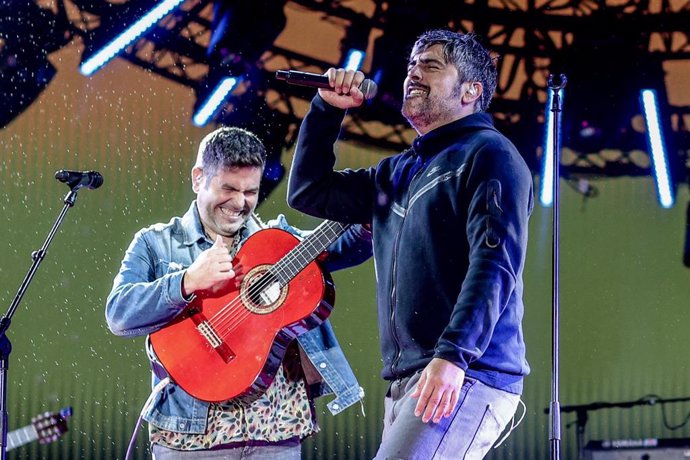 Archivo - El dúo de Estopa actúa durante el festival del Coca Cola Music Experience 2023 que se celebra en la Caja Mágica, a 2 de septiembre de 2023, en Madrid
