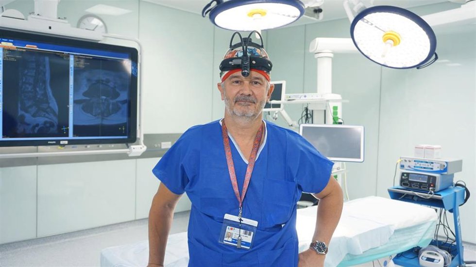 Archivo - Un cirujano de columna de Ciudad Real, entre los 100 mejores médicos de España según la lista Forbes