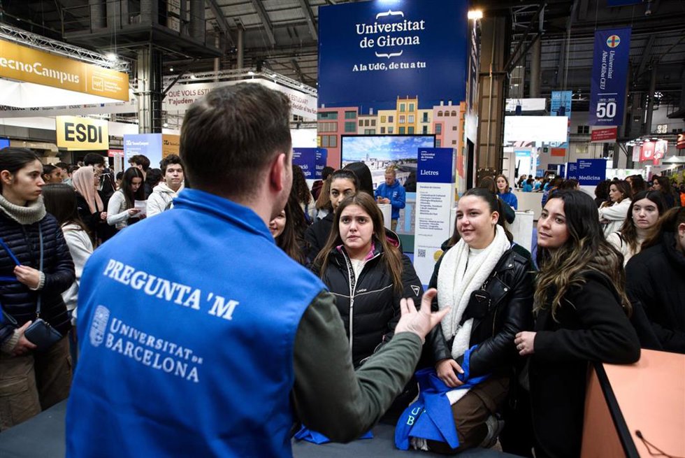 Estudiantes se informan en uno de los estands del Saló de l'Ensenyament 2024 en Fira de Barcelona