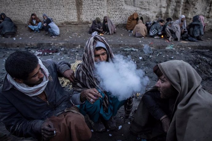 Archivo - 14 November 2022, Afghanistan, Kabul: Afghan men consume drugs on a street in Kabul. 