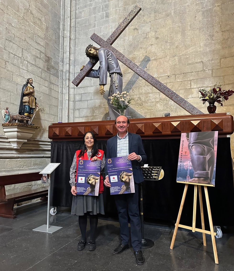 Antonio García Castroviejo, Hermano Mayor de la Cofradía de Jesús Nazareno y Nuestra Señora de los Dolores de Logroño yMaría Eugenia González Gómez, vicepresidenta de la Asamblea Autonómica de Cruz Roja en La Rioja, en comparecencia de prensa