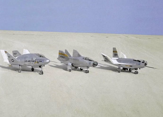 Los aviones con cuerpo sustentador en Rogers Dry Lake, cerca de lo que ahora es el Centro de Investigación de Vuelo Armstrong de la NASA en Edwards, California, incluyen, desde la izquierda, el X-24A, el M2-F3 y el HL-10.