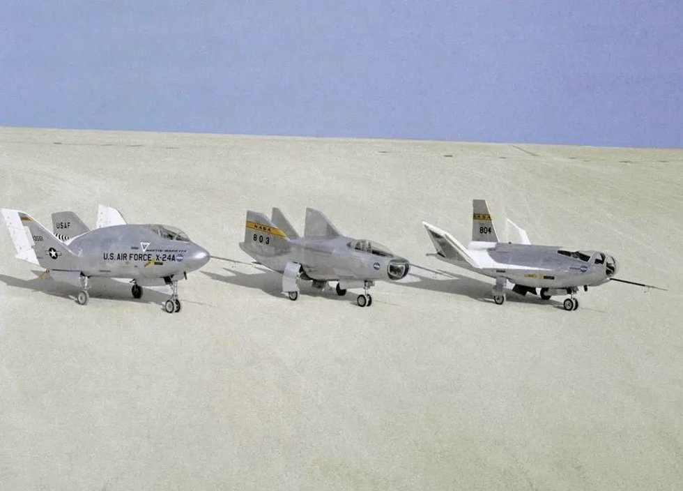 Los aviones con cuerpo sustentador en Rogers Dry Lake, cerca de lo que ahora es el Centro de Investigación de Vuelo Armstrong de la NASA en Edwards, California, incluyen, desde la izquierda, el X-24A, el M2-F3 y el HL-10.