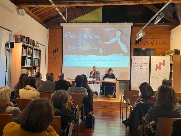 Romera durante la conferencia del ciclo Teresiano.