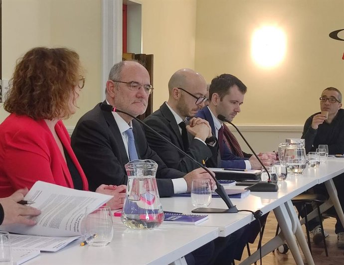 El portavoz del Parlamento Europeo (PE), Jaume Duch, y el jefe de la Oficina del Parlamento Europeo en Barcelona, Sergi Barrera, en un desayuno informativo