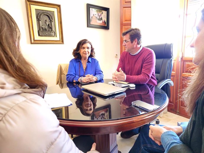 La delegada Justicia, Administración Local y Función Pública, Carmen Céspedes, y el alcalde de Villalba del Alcor, Diego del Toro.