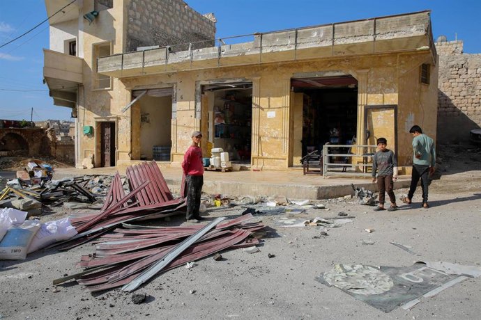 Archivo - Daños materiales en Darat Aza, en la provincia de Alepo, tras un ataque con artillería por parte del Ejército de Siria (archivo)