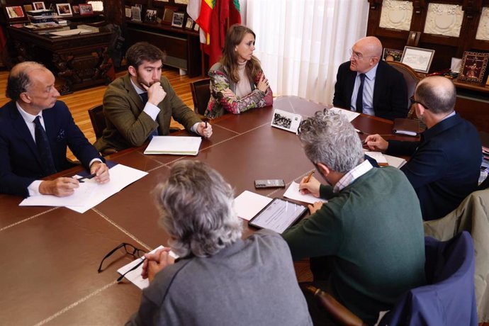 El alcalde de Valladolid, Jesús Julio Carnero, preside la reunión del Diálogo Social del Ayuntamiento de Valladolid con representantes de CEOE Valladolid y sindicatos.