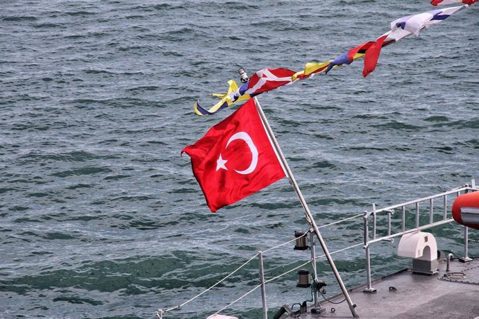 Archivo - Bandera de Turquía en un buque de la Guardia Costera turca en el puerto ucraniano de Odesa (archivo)