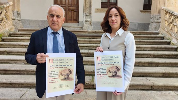 La teniente de alcalde de Matilla de los Caños, Pilar Sánchez (d), y el delegado provincial de Deportes, Jesús María Ortiz (i), en la presentación del cartel