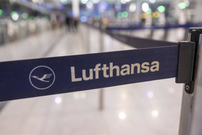 The Lufthansa logo can be seen on a barrier tape at check-in at the airport. The cabin crew union Ufo has called on around 19,000 airline employees to go on strike. 