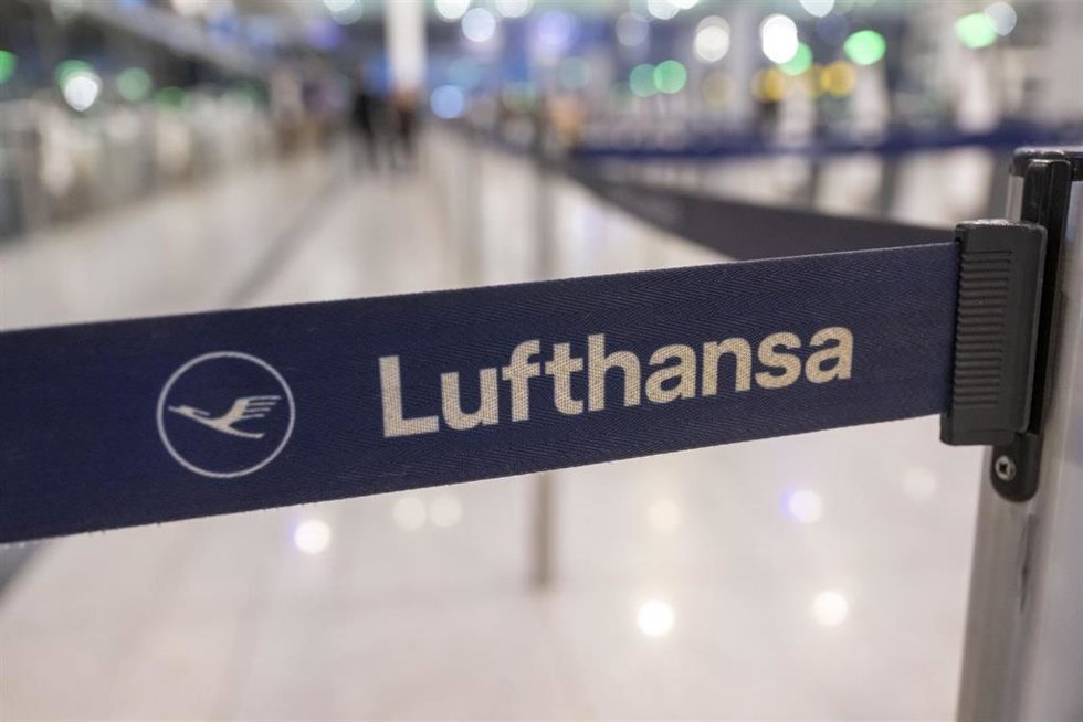 The Lufthansa logo can be seen on a barrier tape at check-in at the airport. The cabin crew union Ufo has called on around 19,000 airline employees to go on strike. 
