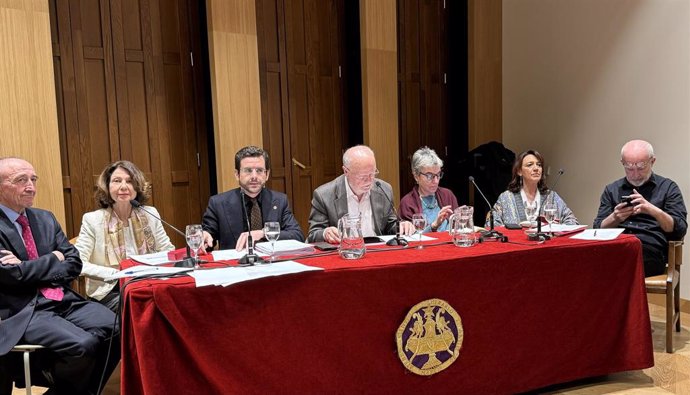 Los miembros de la Comisión Ciudadana por la Verdad y la Justicia en las residencias de Madrid durante la presentación de su informe en el Ateneo de Madrid.